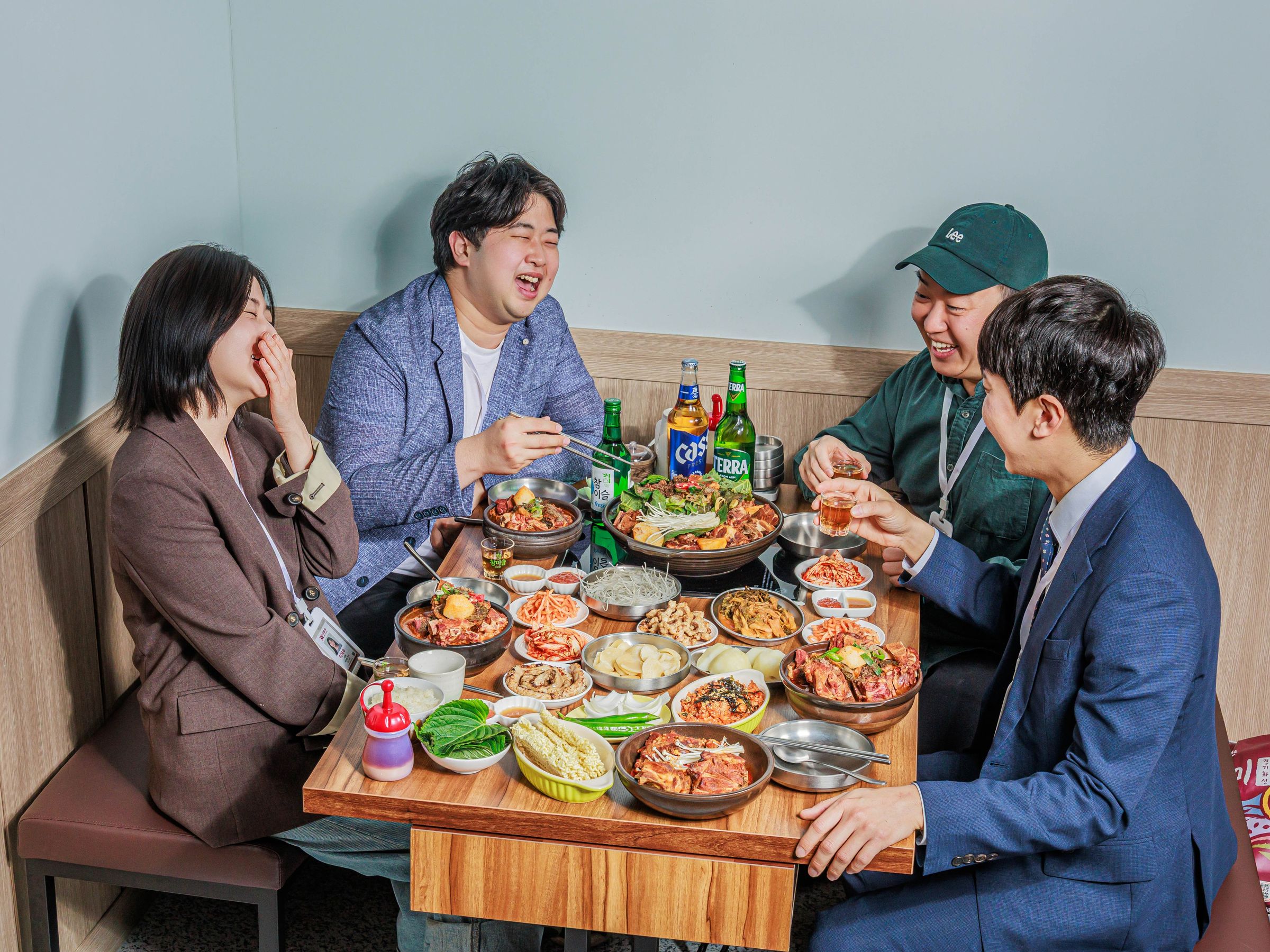 천길감자국 강남역삼역 본점에서 감자탕을 나눠 먹는 손님들